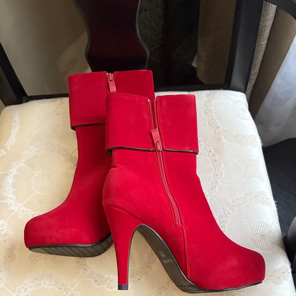 NWOT Chic Red Ankle Booties - Picture 3 of 7